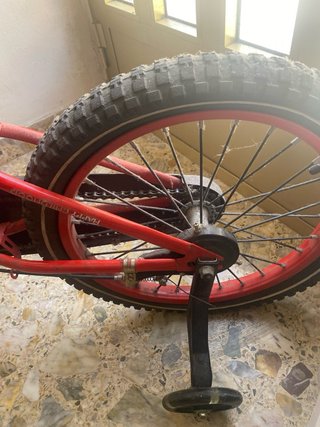 Bicicleta infantil mediana con ruedines