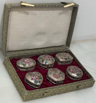 ANTIGUA CAJA CON COLECCIÓN DE PASTILLEROS FRANCIA
