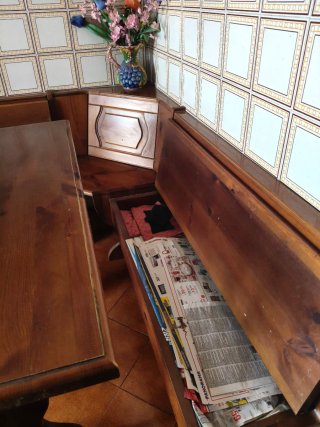Tavolo con panca e 2 sedie in legno massello