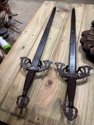 Escudo de armas antiguo con espadas
