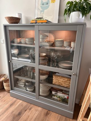 Vitrina Ikea Havsta con zócalo