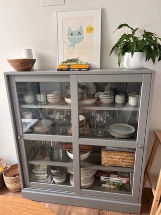 Vitrina Ikea Havsta con zócalo