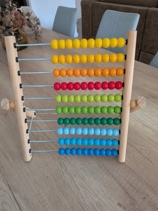 Ábaco de madera con cuentas de colores