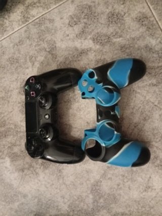 Consola PS4 + 8 Videojuegos