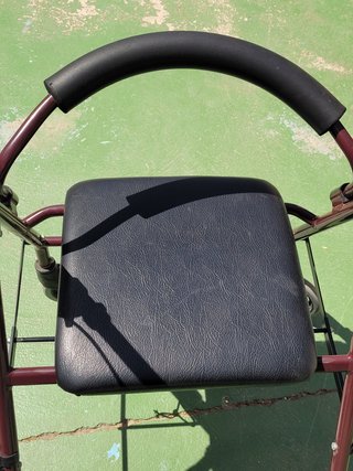 ANDADOR / 4 RUEDAS Y ASIENTO