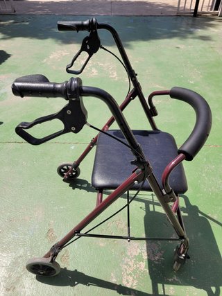 ANDADOR / 4 RUEDAS Y ASIENTO
