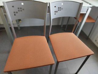 Mesa de cocina cristal naranja y blanco