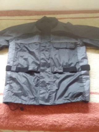 Chubasquera moto negra y gris .en aguilas