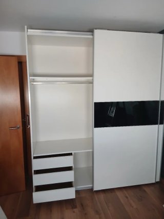 Armario corredero blanco y negro