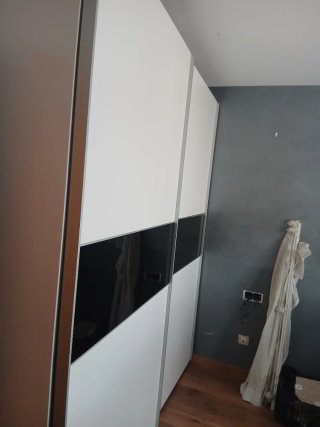 Armario corredero blanco y negro