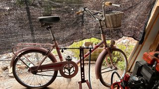 Bicicleta rosa vintage con cesta