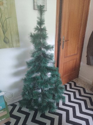 Árbol de Navidad verde usado una vez