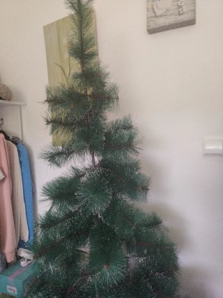 Árbol de Navidad verde usado una vez