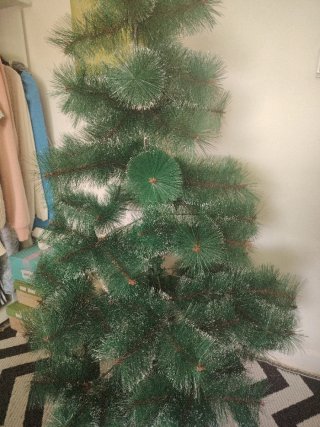 Árbol de Navidad verde usado una vez