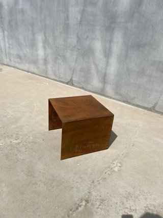 Mesa auxiliar metálica marrón