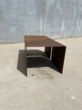 Mesa auxiliar metálica marrón