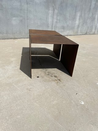 Mesa auxiliar metálica marrón