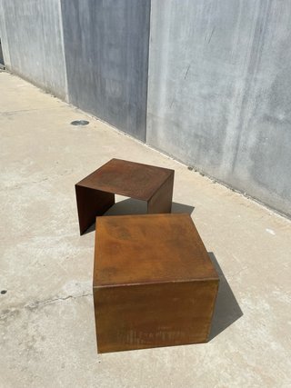 Mesa auxiliar metálica marrón