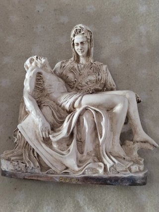 Figura La Piedad pintada a mano