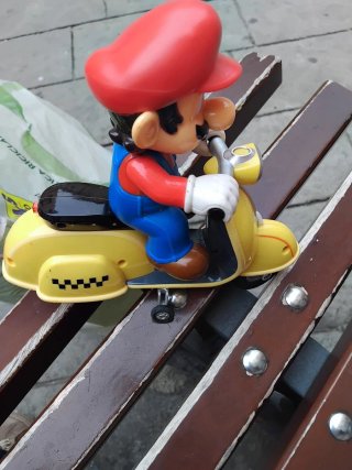 Mario su scooter giallo