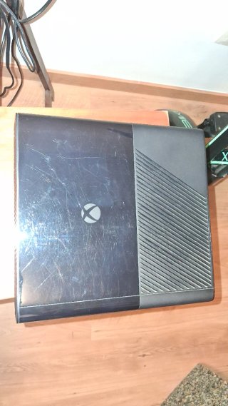 Xbox 360 E 250GB (2013) + 8 juegos + Caja Original