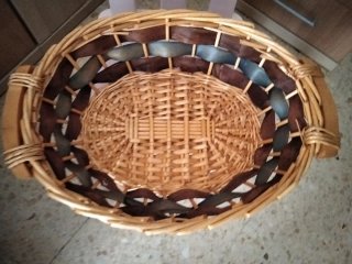 Cesta de mimbre ovalada con asas