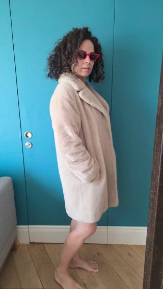 Abrigo mujer beige pelo sintético.