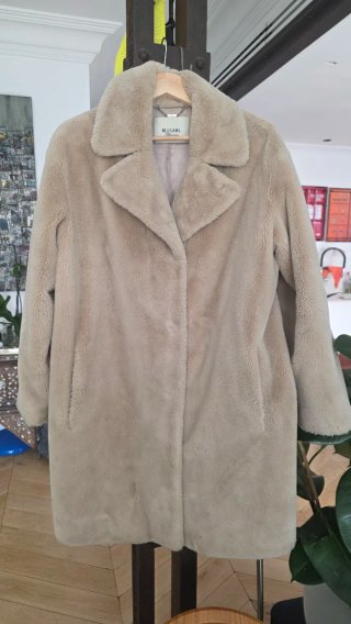 Abrigo mujer beige pelo sintético.