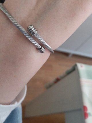 Pulsera rígida de acero plateado