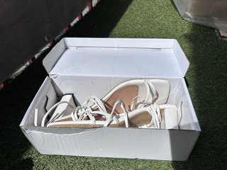 Tacones blancos de tiras