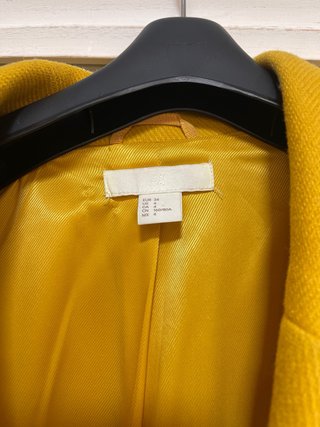 Abrigo de paño amarillo
