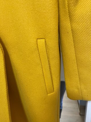 Abrigo de paño amarillo