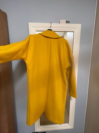 Abrigo de paño amarillo