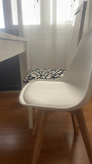 Un juego de 6 sillas de comedor o cocina modernas
