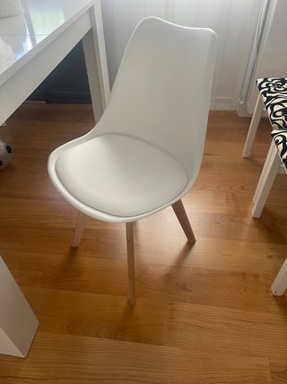 Un juego de 6 sillas de comedor o cocina modernas