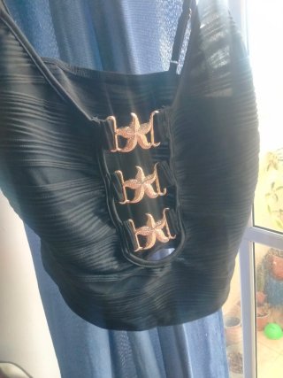 Blusa negra con detalles dorados