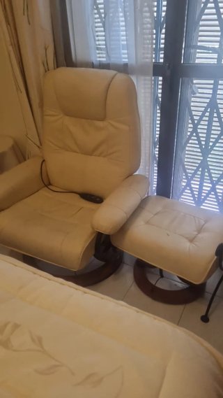 Sillón y reposapiés de piel beige