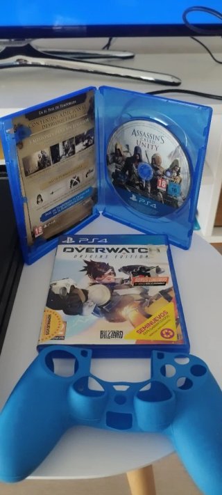 PS4 Pro con mando y cables