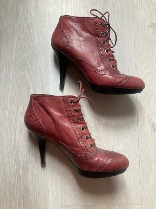 Botines burdeos Zara con cordones