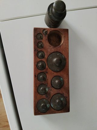 Juego de pesas antiguo de madera