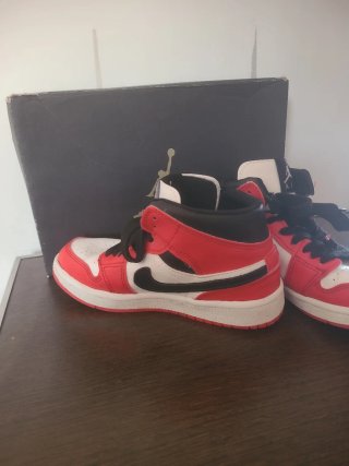 Jordan 1 Mid Rojo Blanco Negro