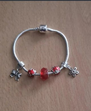 Pulsera con charms rojos