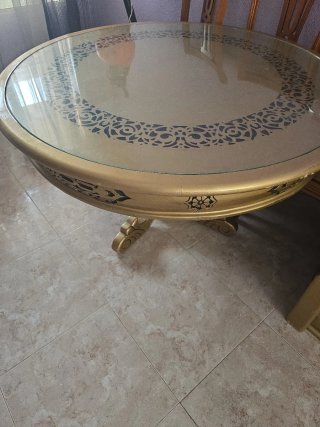 Mesa redonda dorada con tapa de cristal