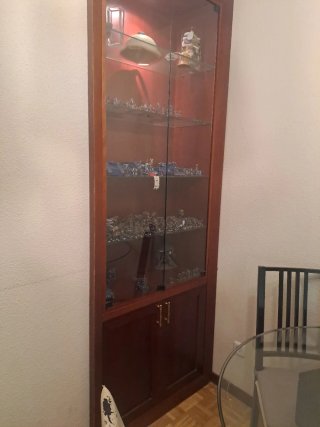 Vitrina de madera maciza con puertas de cristal