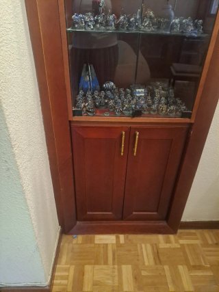 Vitrina de madera maciza con puertas de cristal