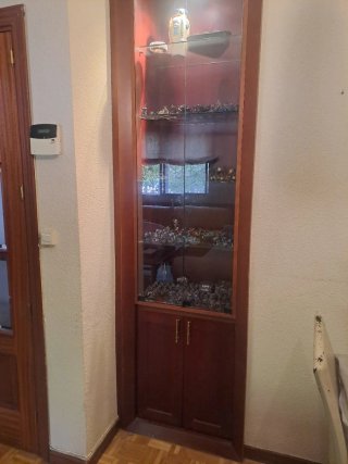 Vitrina de madera maciza con puertas de cristal