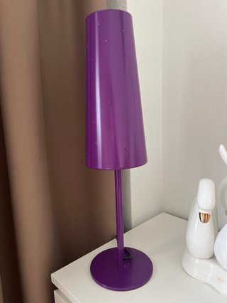 Lámpara morada de metal y plástico