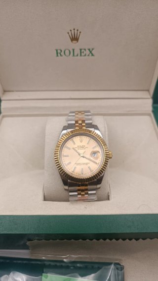 Reloj Date Dorado y Plateado