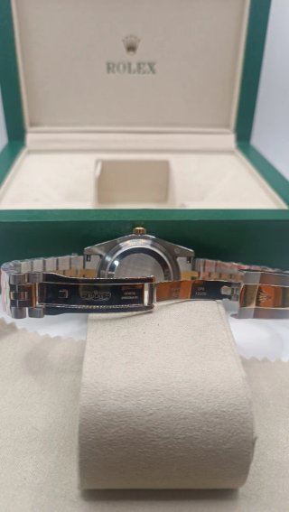 Reloj Date Dorado y Plateado