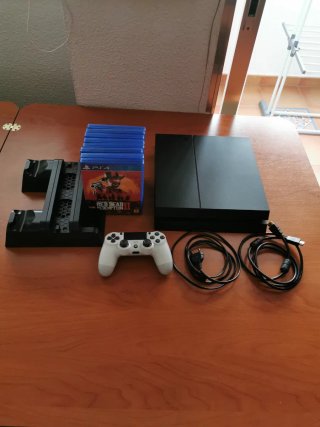 Consola PS4 + Mando Blanco + Juegos